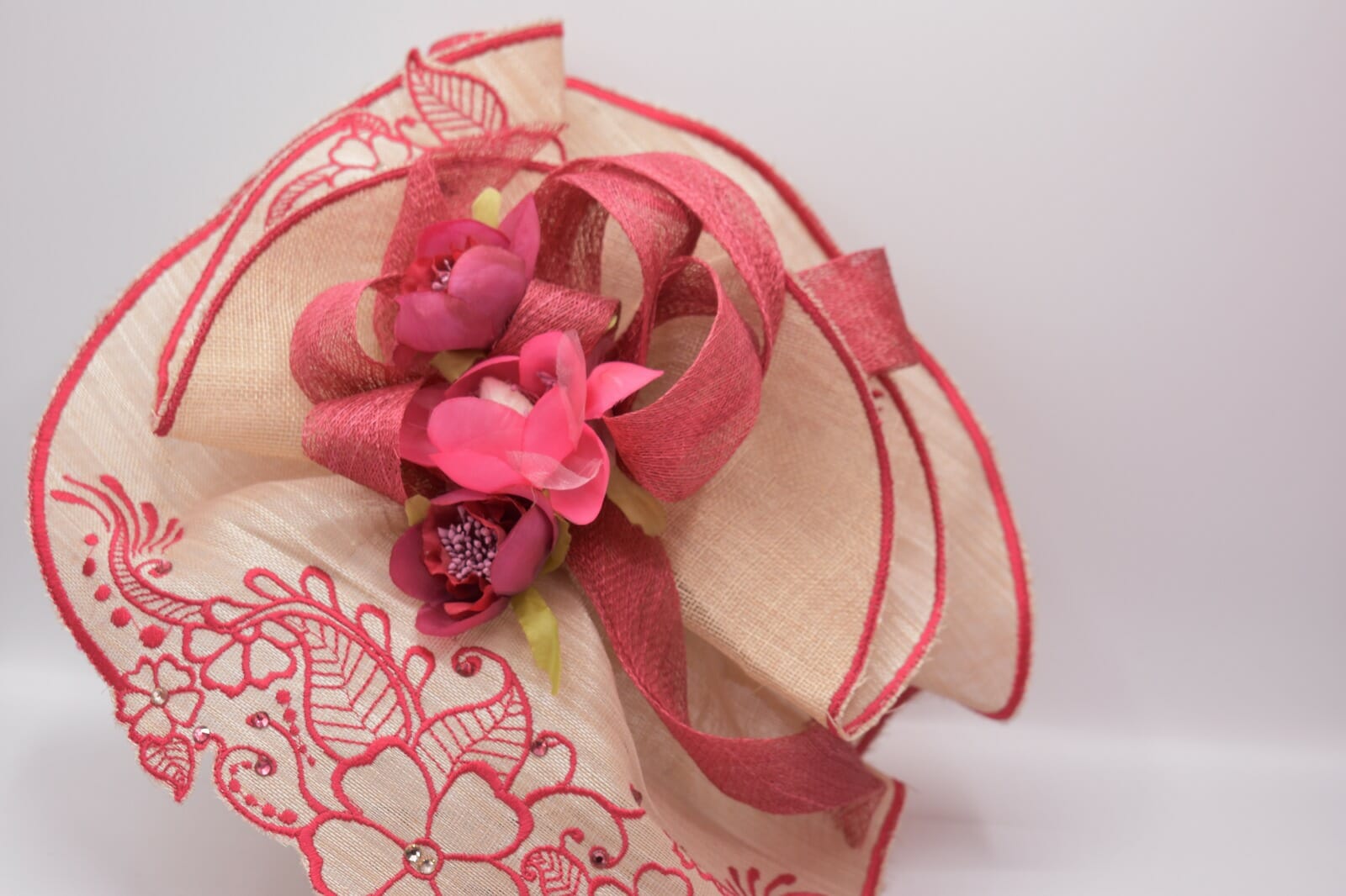 Eltallerderegina elegante fiesta madrina bodas bolsos pajaritas moda mujer moda hombre celebración ropa de ceremonia corbatas tocados elegancia