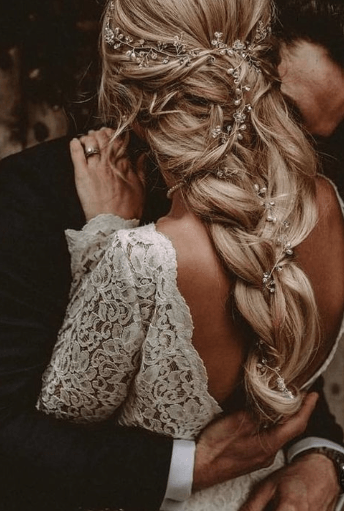 Encuentra el match perfecto para el escote de tu vestido de novia con  estos increíbles peinados  Fiancee Bodas